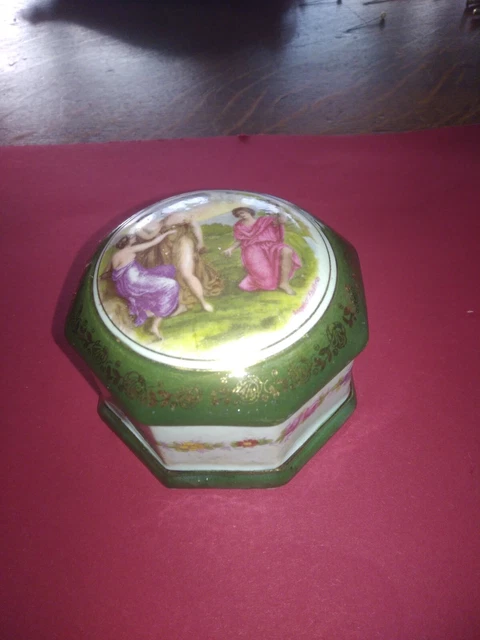 Ancienne bonbonnière en porcelaine décor d'après Angelica Kauffmann