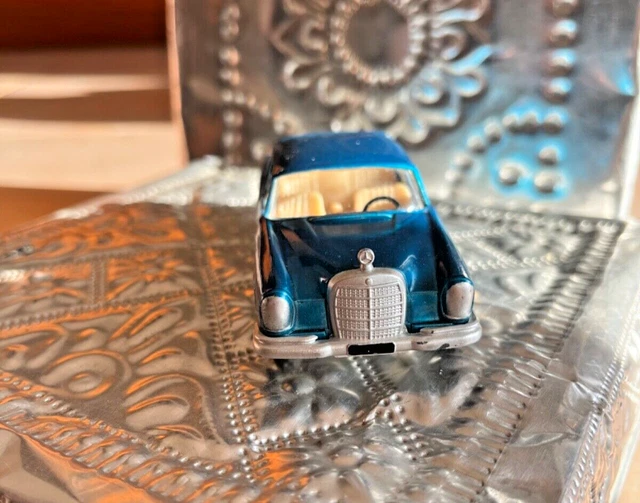 SOLIDO série 100 126 MERCEDES 22O SE 1/43