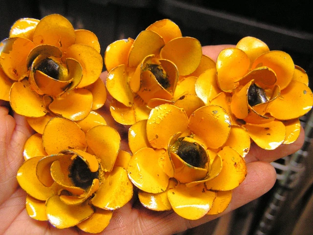 CINCO rosas amarillas envejecidas, flores de metal para artesanías, joyería