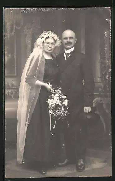 Brautpaar mit Schleier und Zylinder in Hochzeitsmode, Ansichtskarte