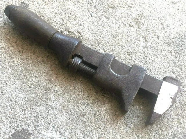 Outils - Outillage ancien - Sorte de marteau manche torsadé en métal