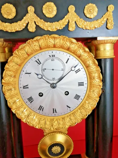 Prunkvolle Biedermeier Portal Uhr mit Sekundenzeiger um 1840