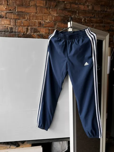 Adidas Pantalones deportivos azules para niños con logotipo de 3 rayas...