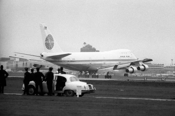THE FIRST BOEING 747 Jumbo Jet To Land At Heathrow Airport Tou- 1970 ...