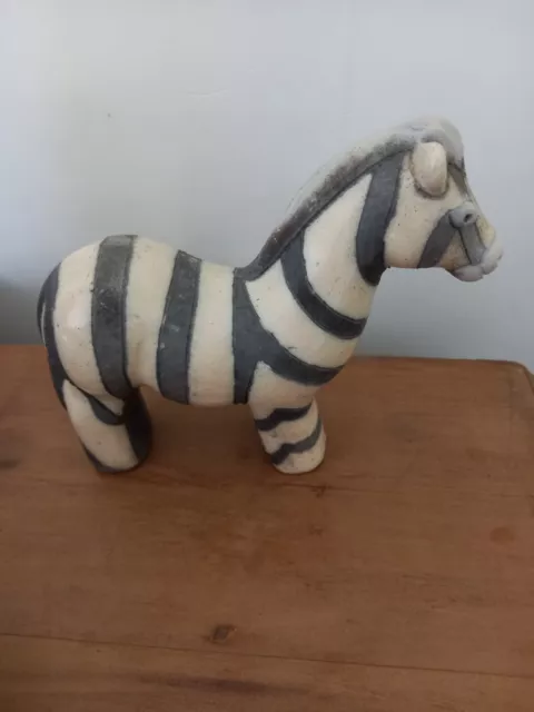Südafrikanische The Fenix Raku Keramik ~ grau/cremefarbene Zebrafigur