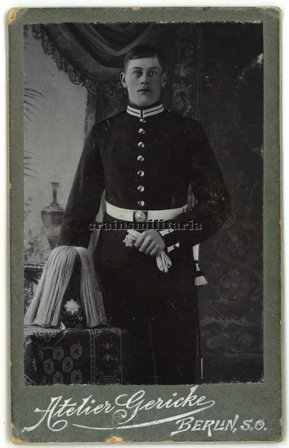 Orig. Foto CDV Portrait Soldat mit Pickelhaube Paradebusch in BERLIN