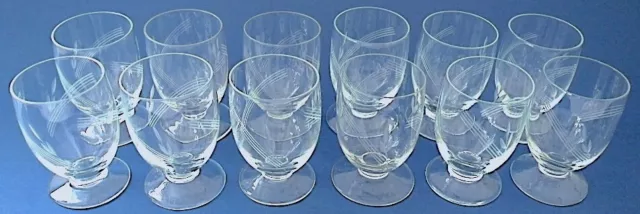 Suite de douze verres à vodka en verre gravé d'épis stylisés