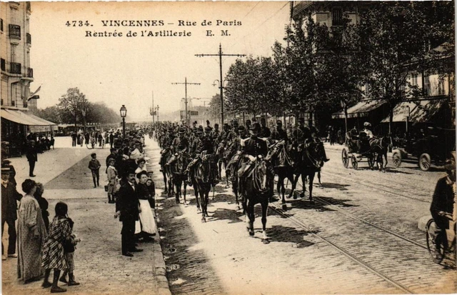 CPA AK VINCENNES Rue de Paris Rentrée de l'Artillerie (672196)