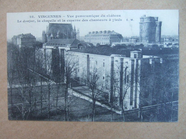 Cpa Vincennes (94) Le Chateau, Le Dungeon Et La Barracks Des Hunters On Foot