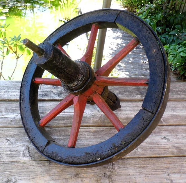 altes Wagenrad, Schubkarrenrad aus Holz - 50 cm Ø - bemalt