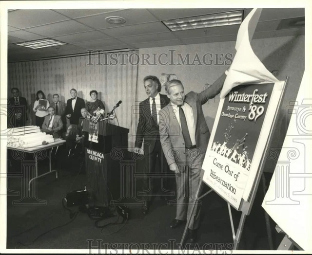 1988 Press Photo Syracuse Winterfest Poster Unveiling at Burnet Park Zoo