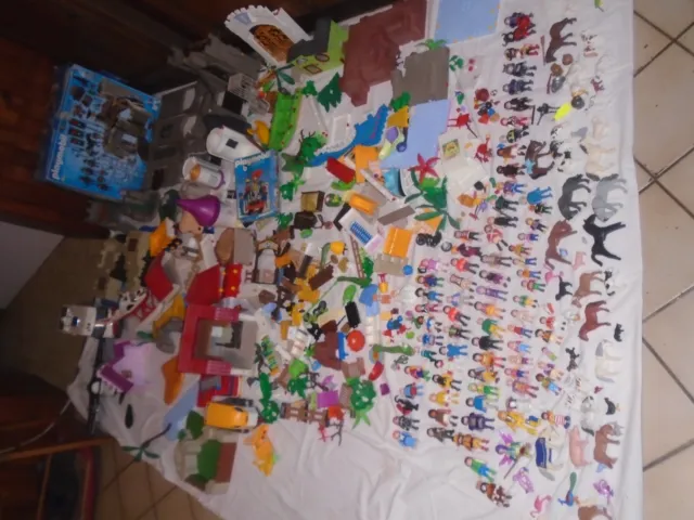 GROS LOT DE 14 kl de PLAYMOBIL  77 PERSONNAGES+60ANIMAUX + ACCESSOIRES DIVERS