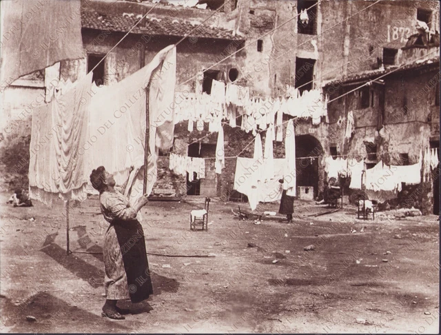 1905 ROMA Massaia stende il bucato casa rurale RISTAMPA Fotografia