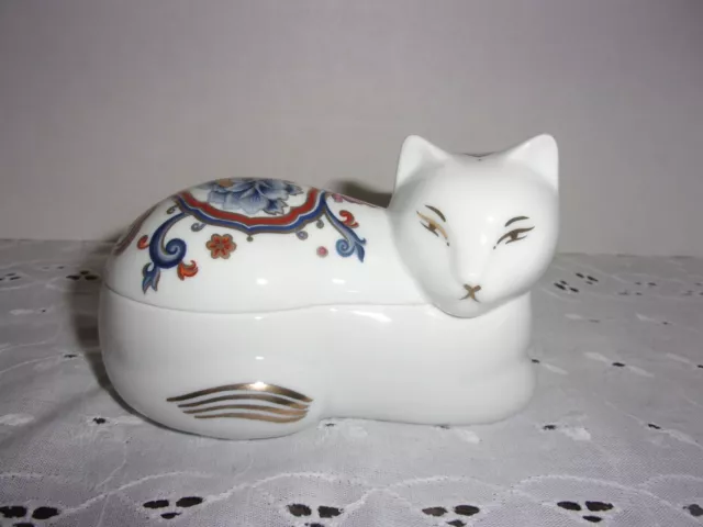 Vintage CHINOISERIE PORCELAIN Beautiful CAT TRINKET BOX Elizabeth Arden