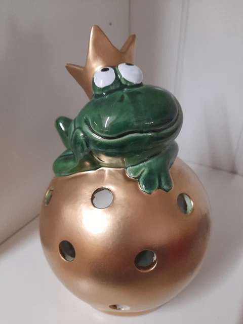 Frosch verträumt auf goldener Kugel - Windlicht von Holzwurm