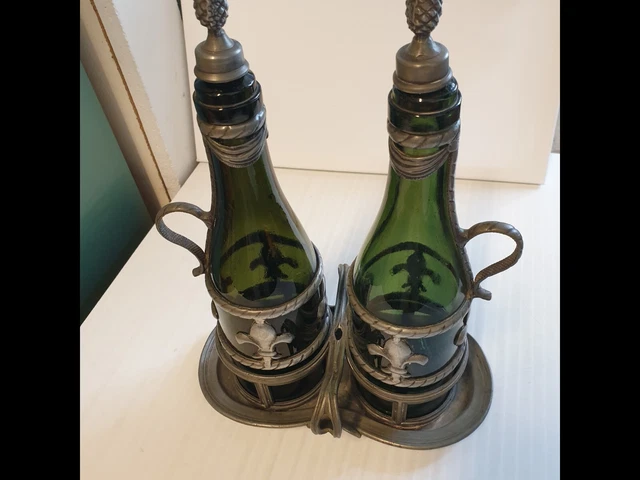 Bouteille en verre vertes décoration  étain Fleur de lys et porte Bouteilles