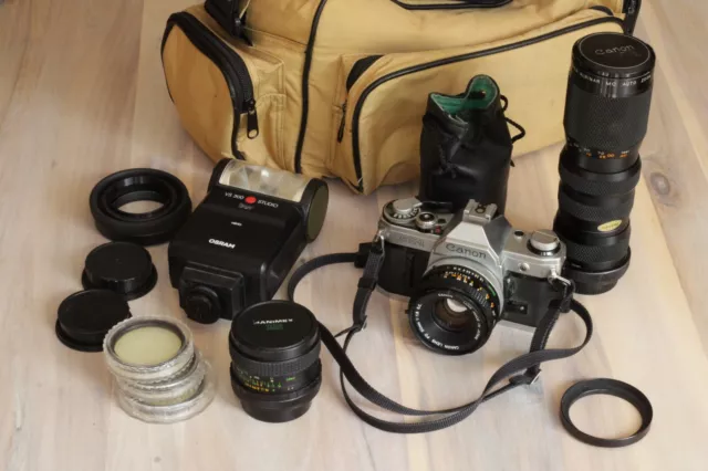 Fotocamera reflex Canon AE-1 con flash OSRAM VS 300 e obiettivi | reflex 35 mm