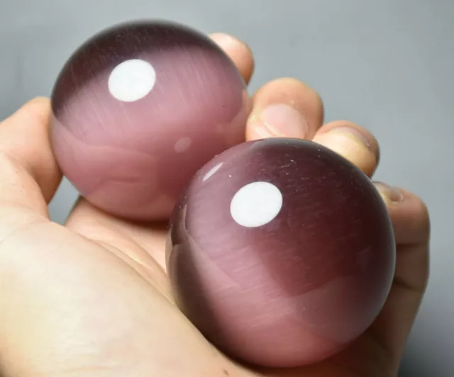 Une paire de boules torsadées feng shui santé œil de chat violet 5 x 5 cm