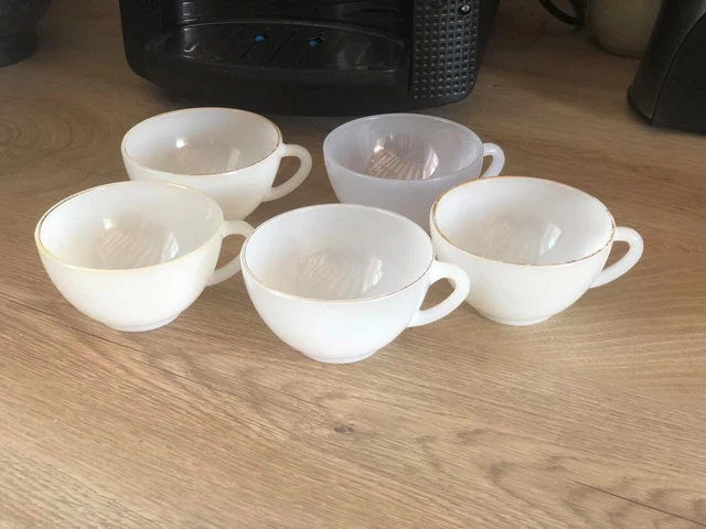 7 tasses à café en opaline blanches Arcopal