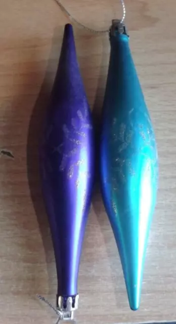 Dos decoraciones alargadas de chucherías de árbol de Navidad