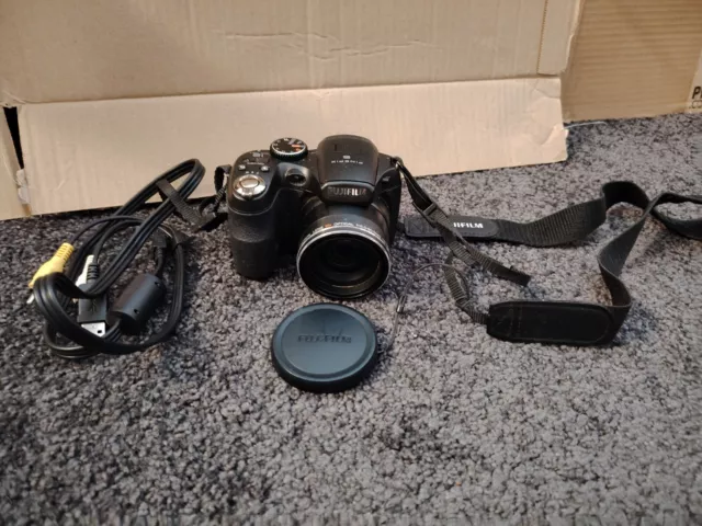 Fujifilm FinePix S Series S2500HD 12.2MP Digital Camera