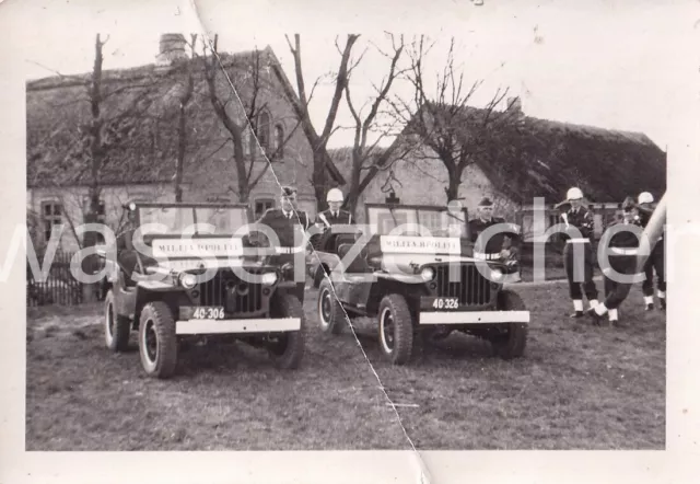 Orig.Privatfoto Soldaten Militärpolizei Jeeps Foto mit Knick  ca. 8x11 cm  (573)