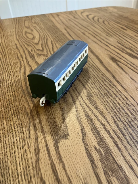 Thomas Trackmaster Gordon’s Green Passenger Coach Train Car Decent Condition