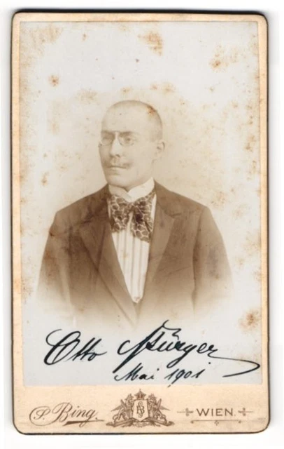 Fotografie Sigmund Bing, Wien, Herr Otto Bürger, im Anzug mit Fliege, 1901