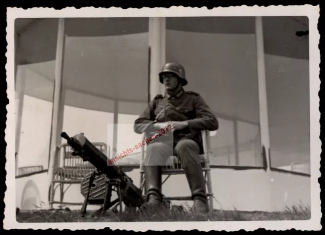 Original Foto 2.WK * Sitzender SOLDAT mit STAHLHELM und MASCHINENGEWEHR (MG 08?)