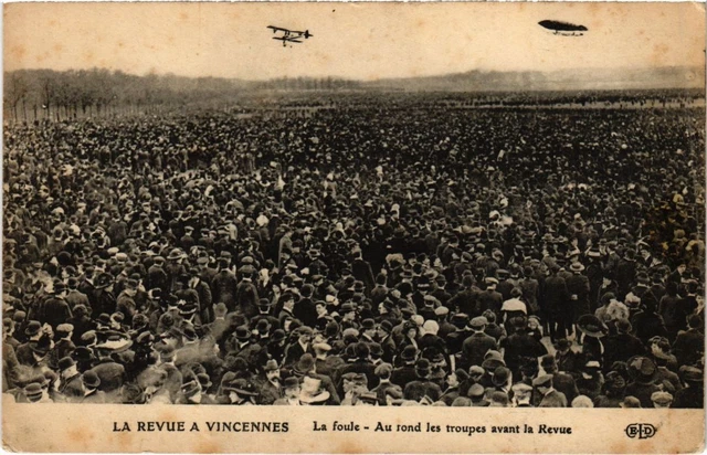 CPA AK Vincennes La mobe, au rond les troupes before the Revue FRANCE (1283194)