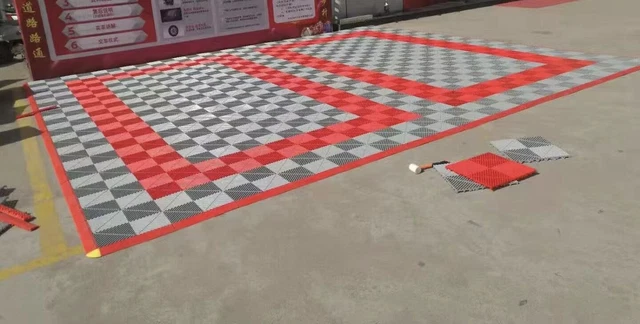 Piastrelle per pavimenti modulari ad incastro ventilate durevoli - garage, showroom, esterno