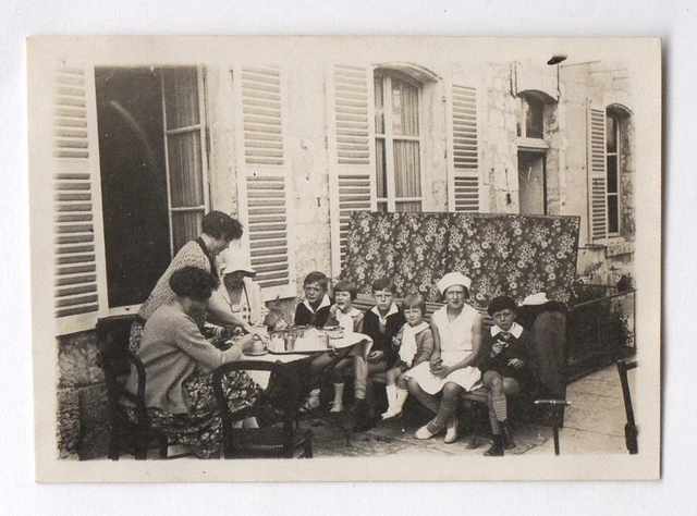 ANTIQUE PHOTO Family Meal Kids Taste Window Garden Bench Women Kids