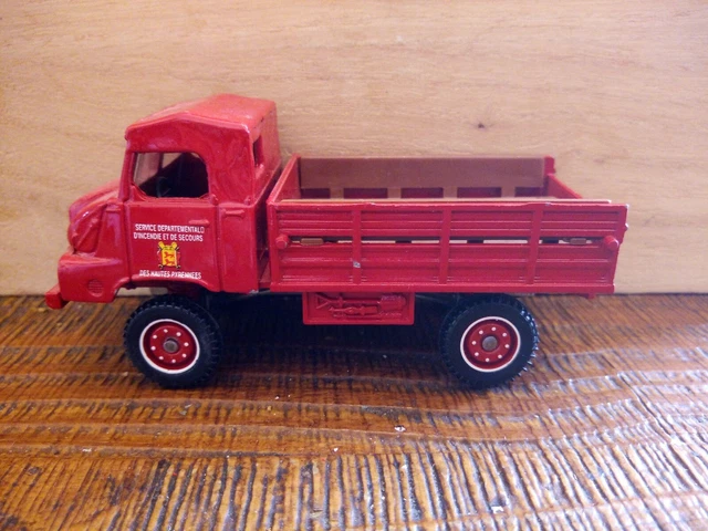 Camion militaire porteur bâché SIMCA Cargo de 1956 de couleur kaki