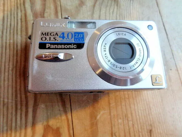 Panasonic LUMIX DMC-FX2 4.0MP Digital Camera - Silver. Spares or repair