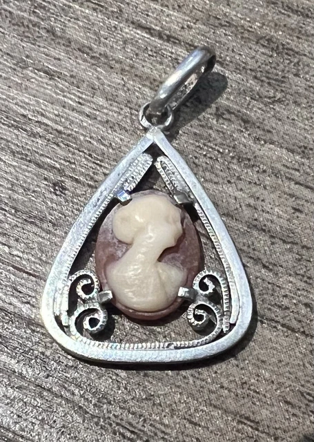 Pendentif argent, avec cerclage en émail et pampille avec perle baroque. - Bijoux Anciens Schaffner