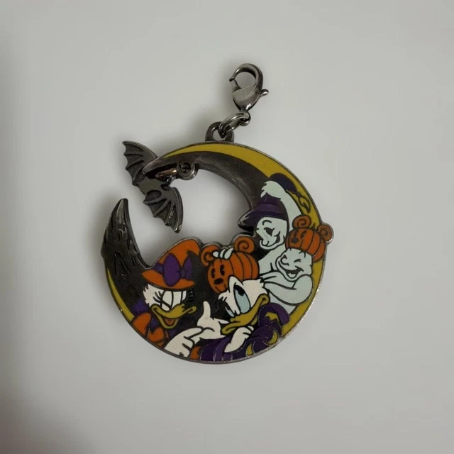 Disney Halloween 2005 ピンバッジ ドナルド DISNEY HALLOWEEN 2005 Tokyo Disneyland Metal Charm Donald Daisy