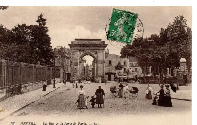 CPA de NEVERS (58 Nièvre), La Rue et la Porte de Paris, animée, années 1910
