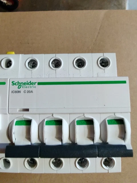 DISJONCTEUR C16 SCHNEIDER Acti9 DT40N disjoncteur 3P+N 16A A9PN21406