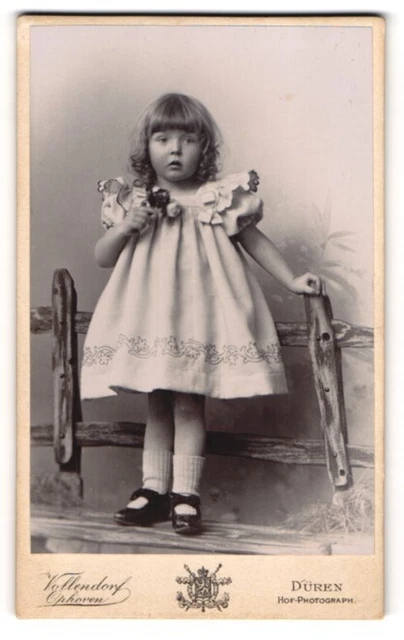 Fotografie Wollendorf Ophoven, Düren, Oberstrasse 35, Kleines Mädchen mit Lacks