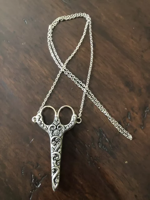 Collar de peltre chatelaine con tijeras bordadas