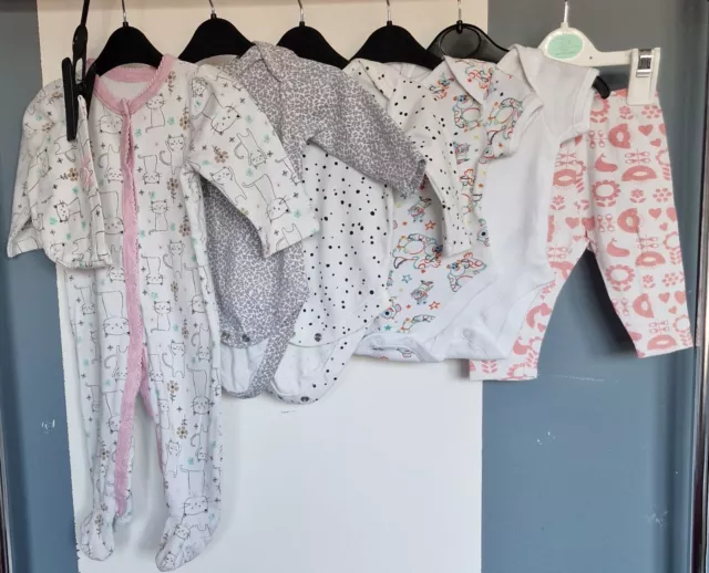 Baby Girls clothes bundle 0-3m.Sleepsuits&bodysuits,hat.7 pieces.Mixed brands.