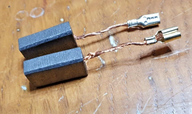 COPPIA CARBONCINI SPAZZOLE PER MOTORI Mm.6 X 5 X 25/22 - CON MOLLE