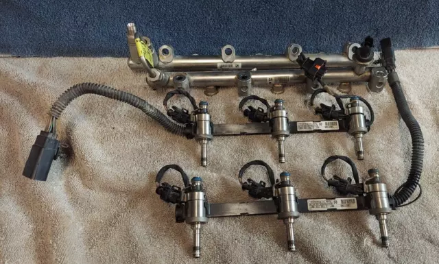 2010 Chevy Traverse 3.6L Fuel Injectors with Rail