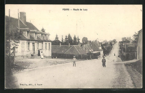 CPA Fours, Route de Luzy, vue de la rue