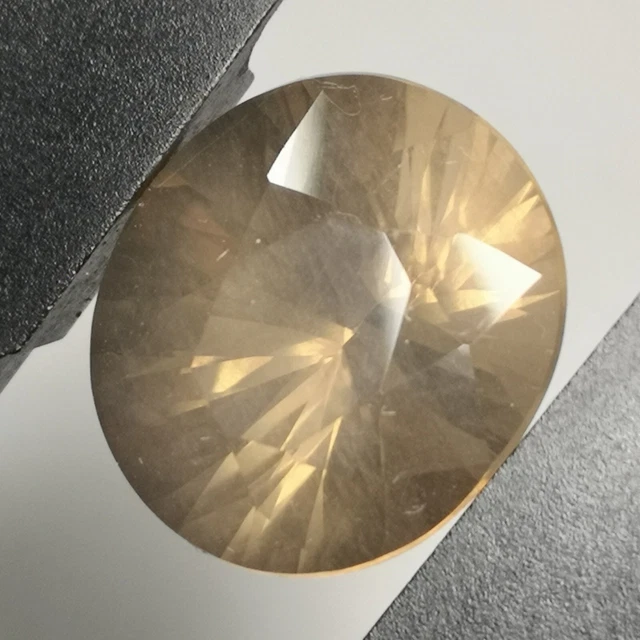 Quartz fumé naturel d'Afrique - Ovale 12.19 Carats
