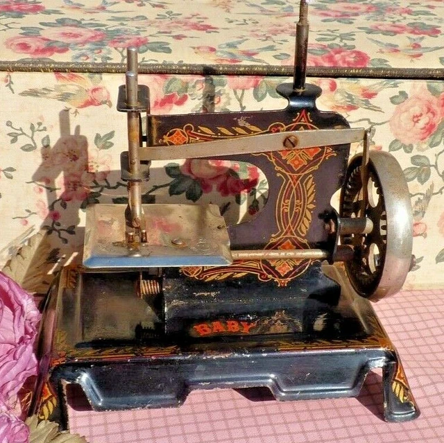 Mini machine à coudre - Belle - Accessoire de maison de poupée en Mini machine à coudre - Belle - Accessoire de maison de poupée en