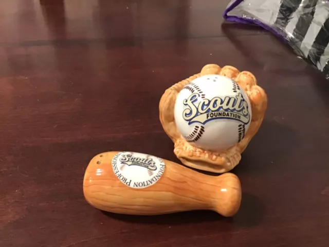 scouts foundation baseball glove and bat salt and pepper shakers
