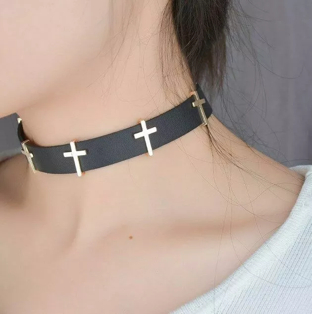 Collier en "cuir" noir avec croix en métal / Punk / Gothique