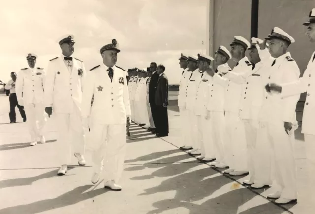 Photo Originale Marine Nationale Revue avec Amiral et Officier US vers 1960