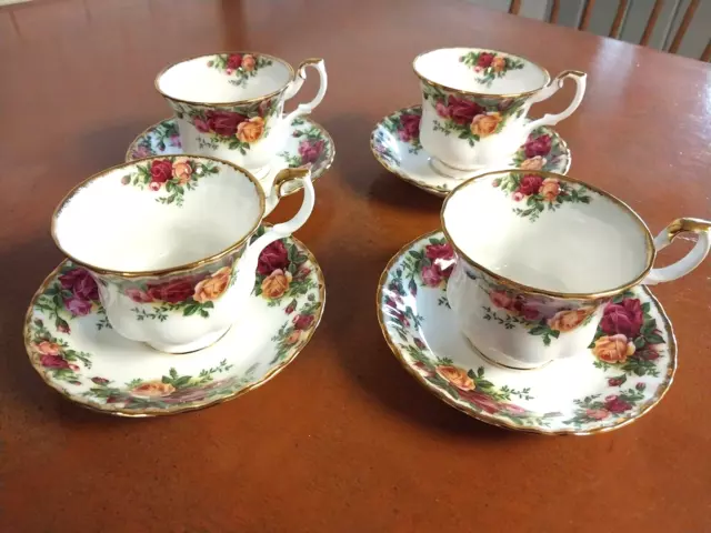 Royal Albert Old Country Roses 4 Cups 4 Saucers  England 1962.display mint
